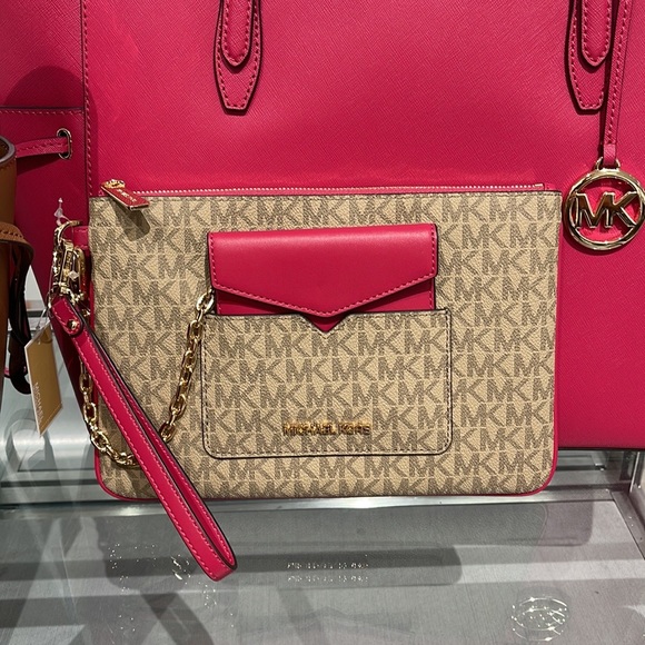 MICHAEL KORS JET SET ITEM LG 2 in 1 CARD CASE & WRISTLET
Carmine Pink 
NWT - Picture 15 of 16